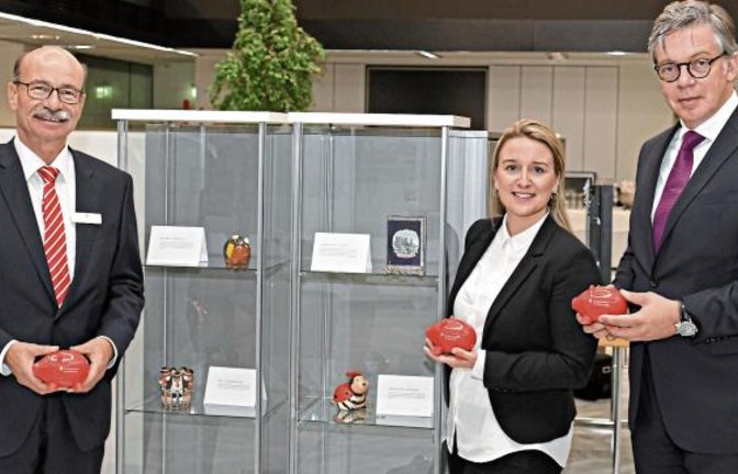 Dieter Wizemann, Vorstandsmitglied der Kreissparkasse Ludwigsburg, Jennifer Berbuir, PR-Managerin der Sparkassenstiftung für internationale Kooperation und Harald Felzen, Projektleiter der Sparkassenstiftung für internationale Kooperation, (von links) eröffneten die Schau.  Foto: p