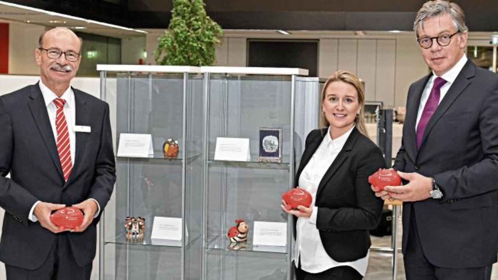 Dieter Wizemann, Vorstandsmitglied der Kreissparkasse Ludwigsburg, Jennifer Berbuir, PR-Managerin der Sparkassenstiftung für internationale Kooperation und Harald Felzen, Projektleiter der Sparkassenstiftung für internationale Kooperation, (von links) eröffneten die Schau.  Foto: p