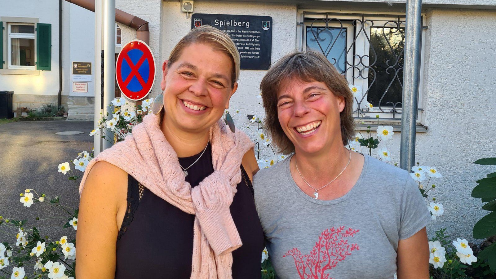 Spielbergs Ortsvorsteherin Viola Lepp (links) und ihre Häfnerhaslacher Amtskollegin Claudia Volk. Fotos: Rieger Spielbergs Ortsvorsteherin Viola Lepp (links) und ihre Häfnerhaslacher Amtskollegin Claudia Volk. Fotos: Rieger