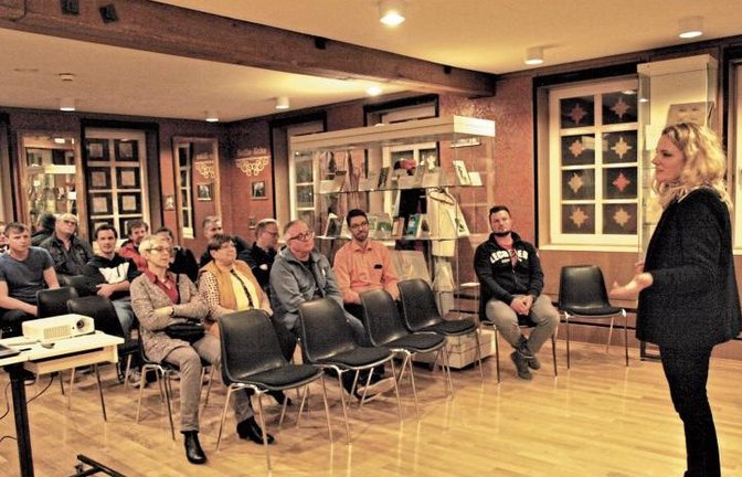 Museumsleiterin Denise Roth stellt das Programm vor. Foto: Filitz