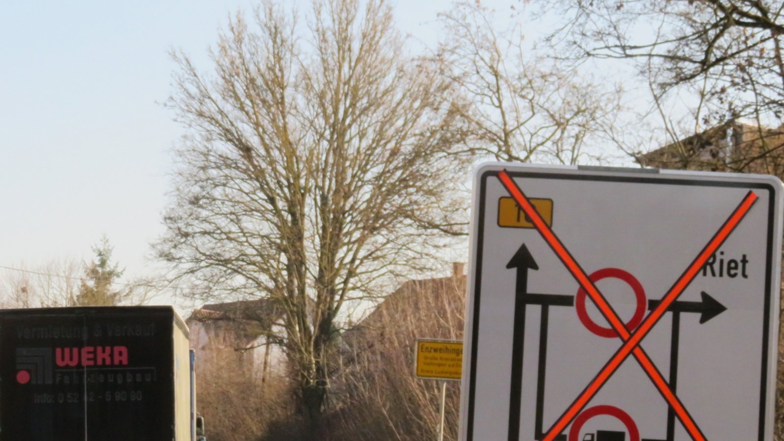 Der Ausbau der Kreisstraße 1688 Enzweihingen - Riet wird schon mal an der B10 angekündigt. Die 1,9 Kilometer lange Strecke soll in drei Abschnitten erfolgen, um die Zufahrt zur Firma Sika zu gewährleisten. Bauzeit: ein Jahr. Foto: Arning Der Ausbau der Kreisstraße 1688 Enzweihingen - Riet wird schon mal an der B10 angekündigt. Die 1,9 Kilometer lange Strecke soll in drei Abschnitten erfolgen, um die Zufahrt zur Firma Sika zu gewährleisten. Bauzeit: ein Jahr. Foto: Arning
