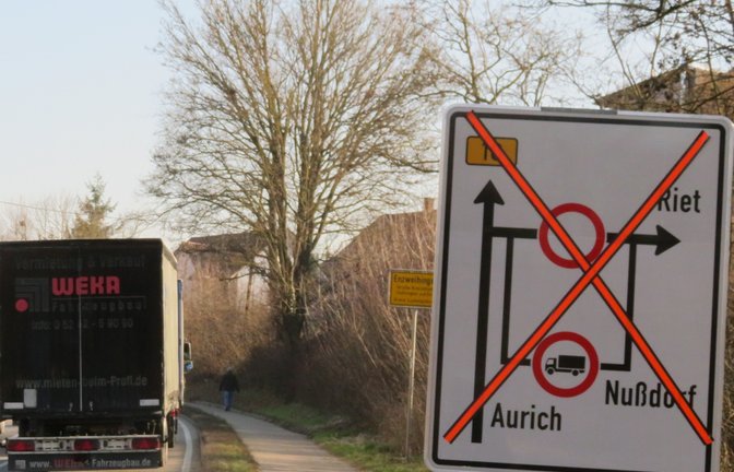 Der Ausbau der Kreisstraße 1688 Enzweihingen - Riet wird schon mal an der B10 angekündigt. Die 1,9 Kilometer lange Strecke soll in drei Abschnitten erfolgen, um die Zufahrt zur Firma Sika zu gewährleisten. Bauzeit: ein Jahr. <span class='image-autor'>Foto: Arning</span>