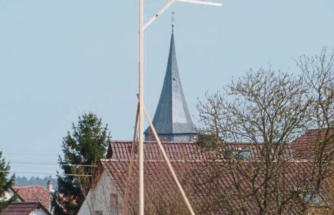 So hoch wie der Kirchturm wird der Horrheimer Einkaufsmarkt an der Straße Richtung Ensingen nicht. Die Höhe ist mit dem Lattengestell schon auszumachen.  Foto: Arning