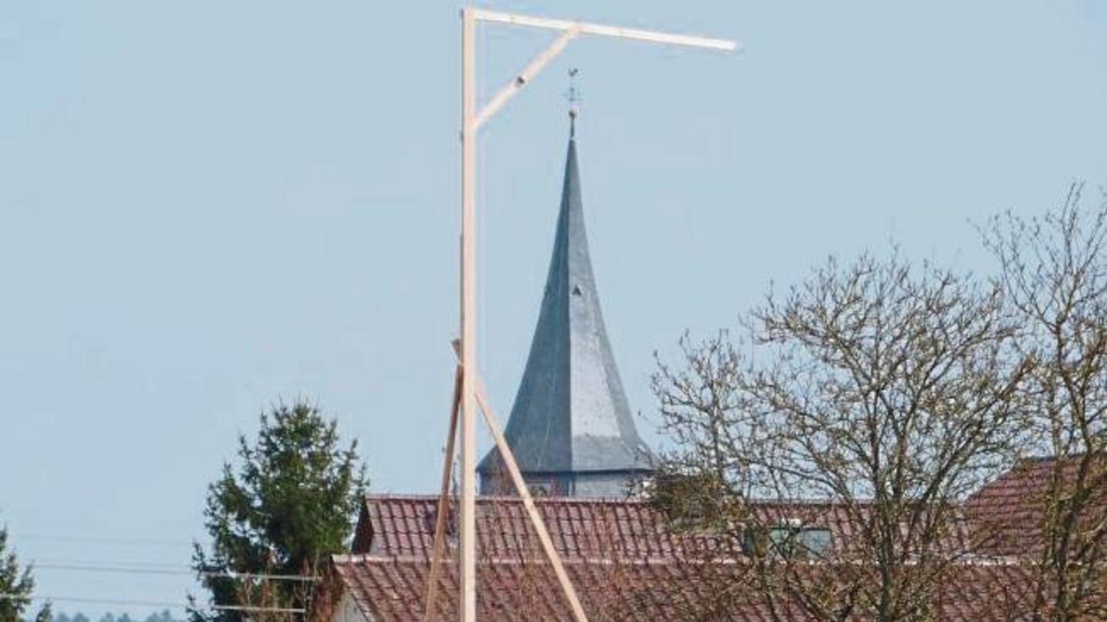 So hoch wie der Kirchturm wird der Horrheimer Einkaufsmarkt an der Straße Richtung Ensingen nicht. Die Höhe ist mit dem Lattengestell schon auszumachen.  Foto: Arning