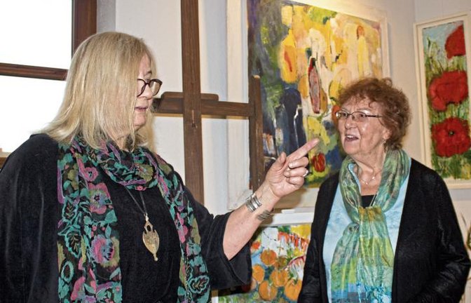 Auf Einladung von Ursula Layher stellt aktuell Brigitte Krüger (rechts) eine Auswahl ihrer Werke in Sersheim aus.  Foto: Friedrich