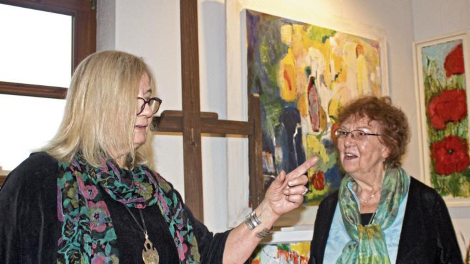 Auf Einladung von Ursula Layher stellt aktuell Brigitte Krüger (rechts) eine Auswahl ihrer Werke in Sersheim aus. Foto: Friedrich Auf Einladung von Ursula Layher stellt aktuell Brigitte Krüger (rechts) eine Auswahl ihrer Werke in Sersheim aus. Foto: Friedrich