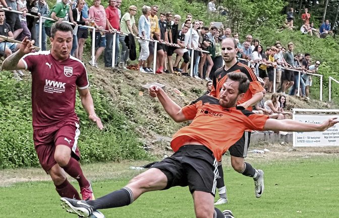 Sandro Aprigliano (links) marschiert mit dem SV Riet von Sieg zu Sieg. Seit der Winterpause hat seine Mannschaft eine weiße Weste. Foto: Simecek