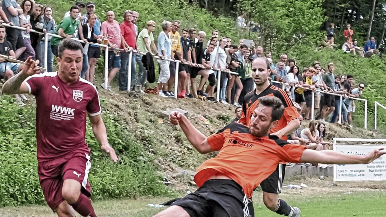 Sandro Aprigliano (links) marschiert mit dem SV Riet von Sieg zu Sieg. Seit der Winterpause hat seine Mannschaft eine weiße Weste. Foto: Simecek Sandro Aprigliano (links) marschiert mit dem SV Riet von Sieg zu Sieg. Seit der Winterpause hat seine Mannschaft eine weiße Weste. Foto: Simecek