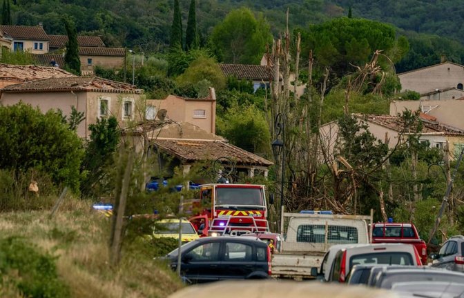 Am Montagnachmittag fegte ein Tornado über das Departement Aude hinweg und riss in der kleinen Gemeinde Pomas mehrere Dächer ab.<span class='image-autor'>Idriss Bigou-Gilles/AFP/dpa</span>