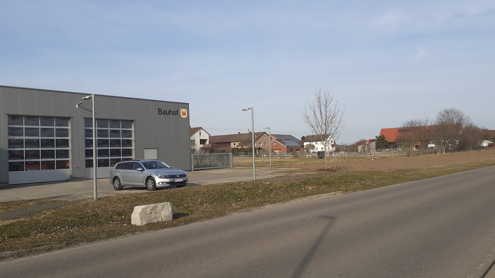 Angrenzend an den Bauhof an der Vaihinger Straße in Sersheim sollen auf Freiflächen ein Gemeinbedarfsareal und gewerbliche Baugrundstücke geschaffen werden.  Foto: Glemser