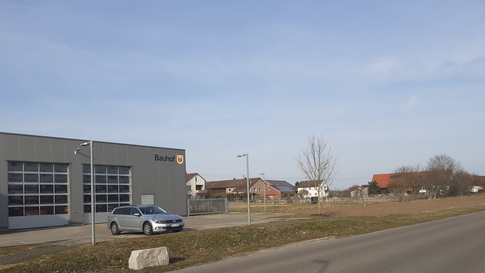 Angrenzend an den Bauhof an der Vaihinger Straße in Sersheim sollen auf Freiflächen ein Gemeinbedarfsareal und gewerbliche Baugrundstücke geschaffen werden.  Foto: Glemser