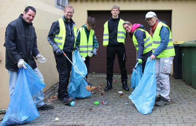 Vorstand Martin Mayer (2.v.r.) und weitere Freiwillige vom TSV helfen bei der Putzete in Hochdorf.