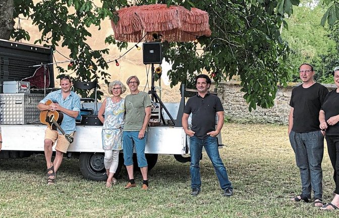 Der Vorstand des Kulturvereins auf der Wiese in Hochdorf mit dem Musiker Matt Woosey. Foto: Truckses