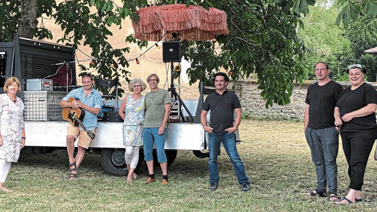 Der Vorstand des Kulturvereins auf der Wiese in Hochdorf mit dem Musiker Matt Woosey. Foto: Truckses