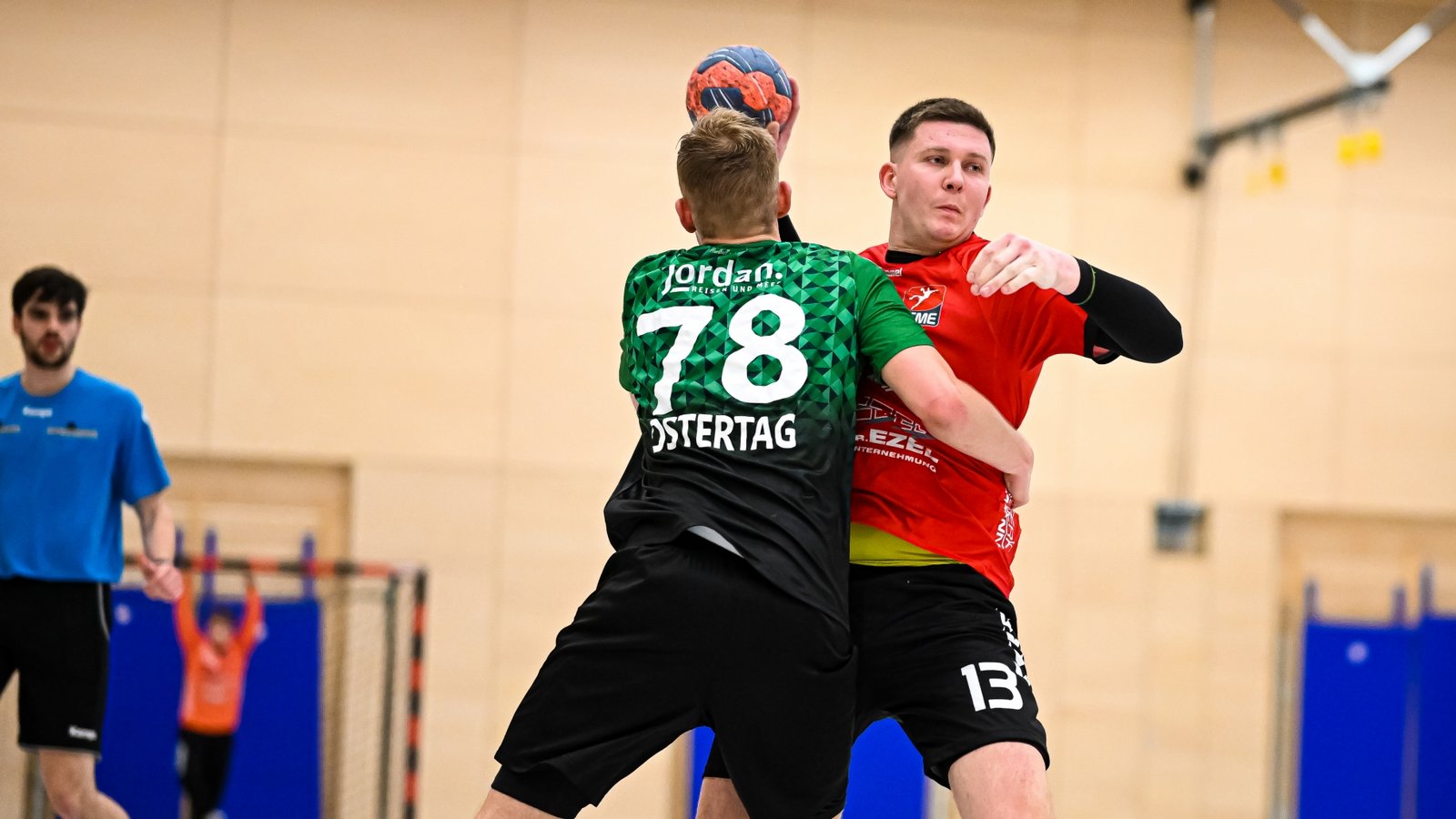 Noch ein Mal Vollgas geben möchte Johann Born (rechts) mit dem HC Metter-Enz. Foto: Krause