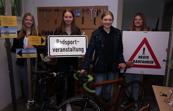Vorbereitungen im Tourlager mit (von links): Hanna Straub, Annabelle Richter, Lara Kaps und Alina Stalder. Schilder, Kabelbinder. Alles da, was für den großen Tourtag benötigt wird? <span class='image-autor'>Foto: p</span>