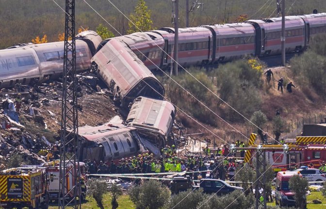 Zwei Hochgeschwindigkeitszüge sind rund 130 Kilometer südlich von Madrid zusammengestoßen - es gibt Dutzende Tote.<span class='image-autor'>Manu Fernandez/AP/dpa</span>