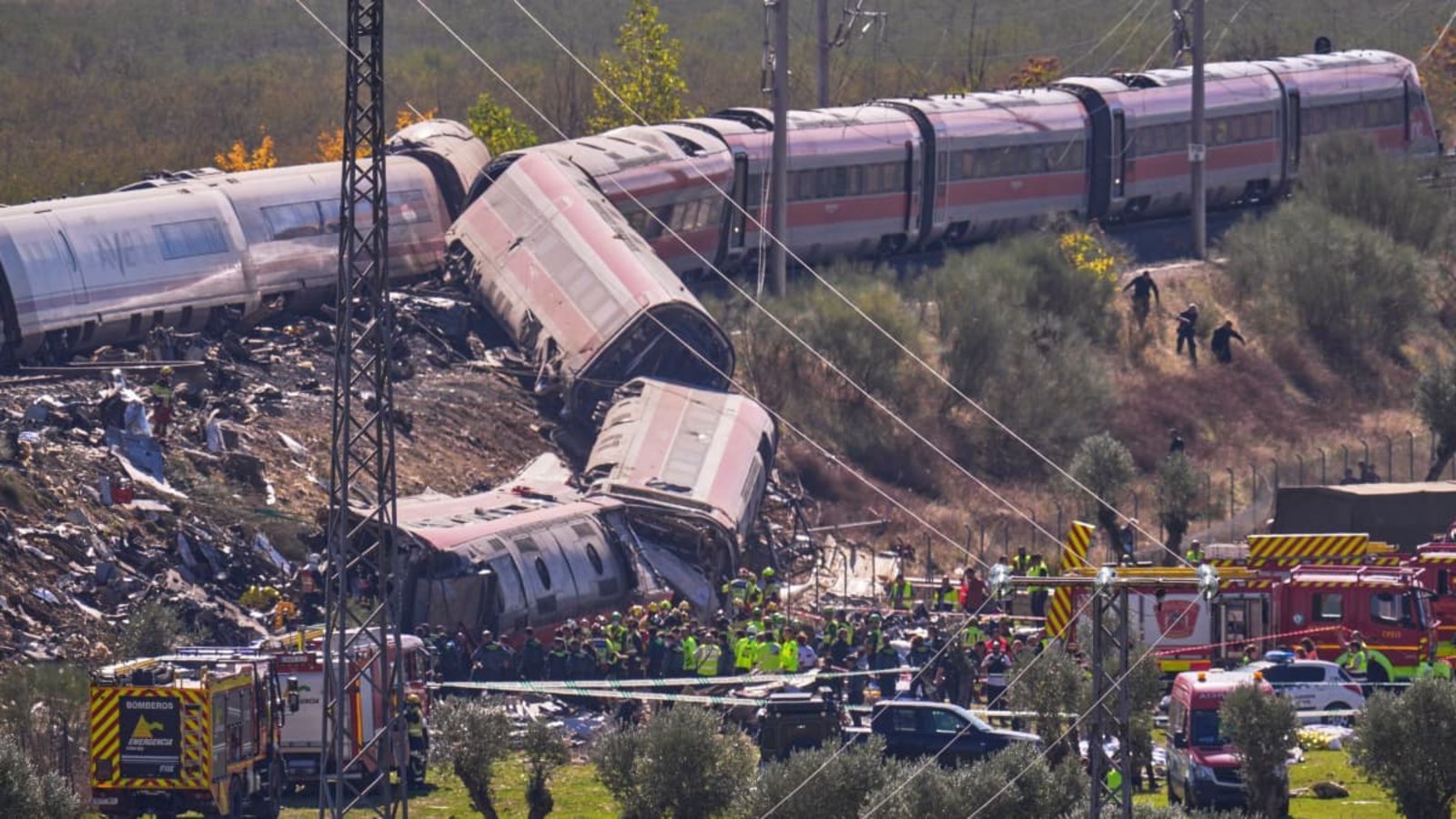 Zwei Hochgeschwindigkeitszüge sind rund 130 Kilometer südlich von Madrid zusammengestoßen - es gibt Dutzende Tote.Manu Fernandez/AP/dpa Zwei Hochgeschwindigkeitszüge sind rund 130 Kilometer südlich von Madrid zusammengestoßen - es gibt Dutzende Tote.Manu Fernandez/AP/dpa