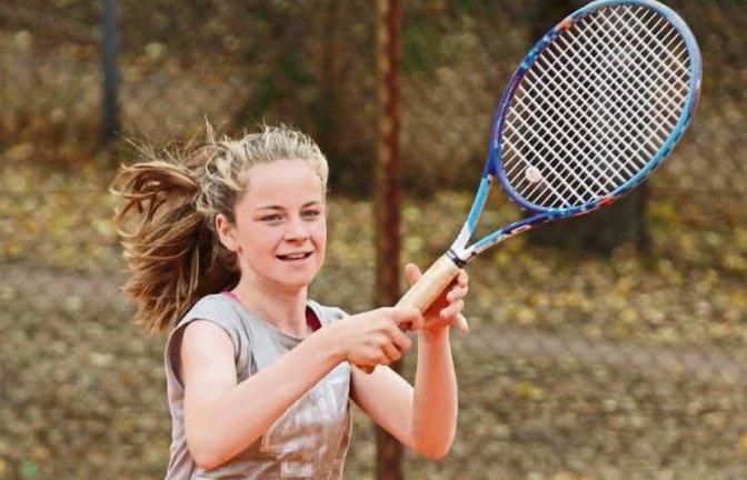 Die zwölfjährige Enie (links) und der 13 Jahre alte Tobias trainieren mit Feuereifer beim TVV-Jugendleistungscamp. Fotos: Nachreiner