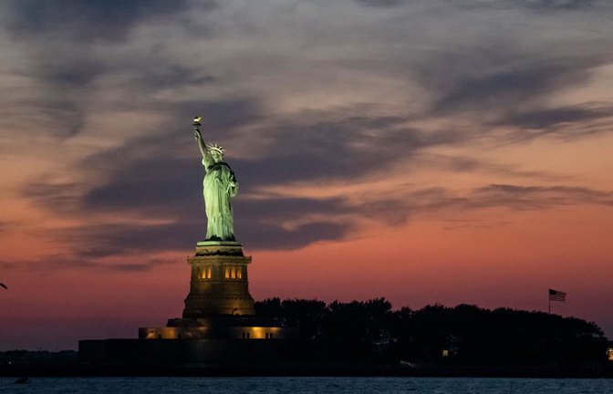 Unglück im New Yorker Hafen: Frau und Kind sterben, nachdem ihr Boot kentert. (Archivbild)<span class='image-autor'>Kostas Lymperopoulos/CSM via ZUMA Wire/dpa</span>