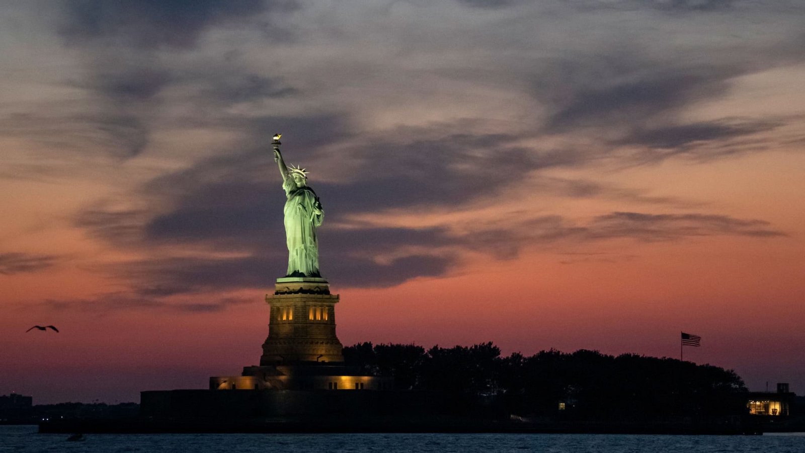 Unglück im New Yorker Hafen: Frau und Kind sterben, nachdem ihr Boot kentert. (Archivbild)Kostas Lymperopoulos/CSM via ZUMA Wire/dpa Unglück im New Yorker Hafen: Frau und Kind sterben, nachdem ihr Boot kentert. (Archivbild)Kostas Lymperopoulos/CSM via ZUMA Wire/dpa