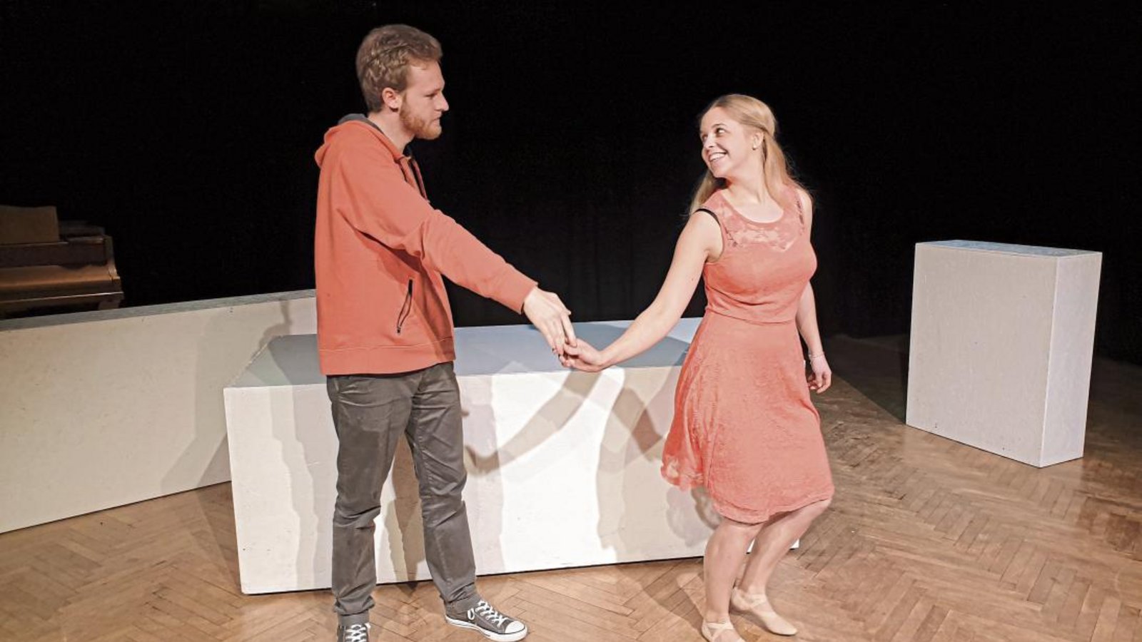„Narziss und Goldmund“ als modernes Bühnenstück in Nussdorf. Foto: p