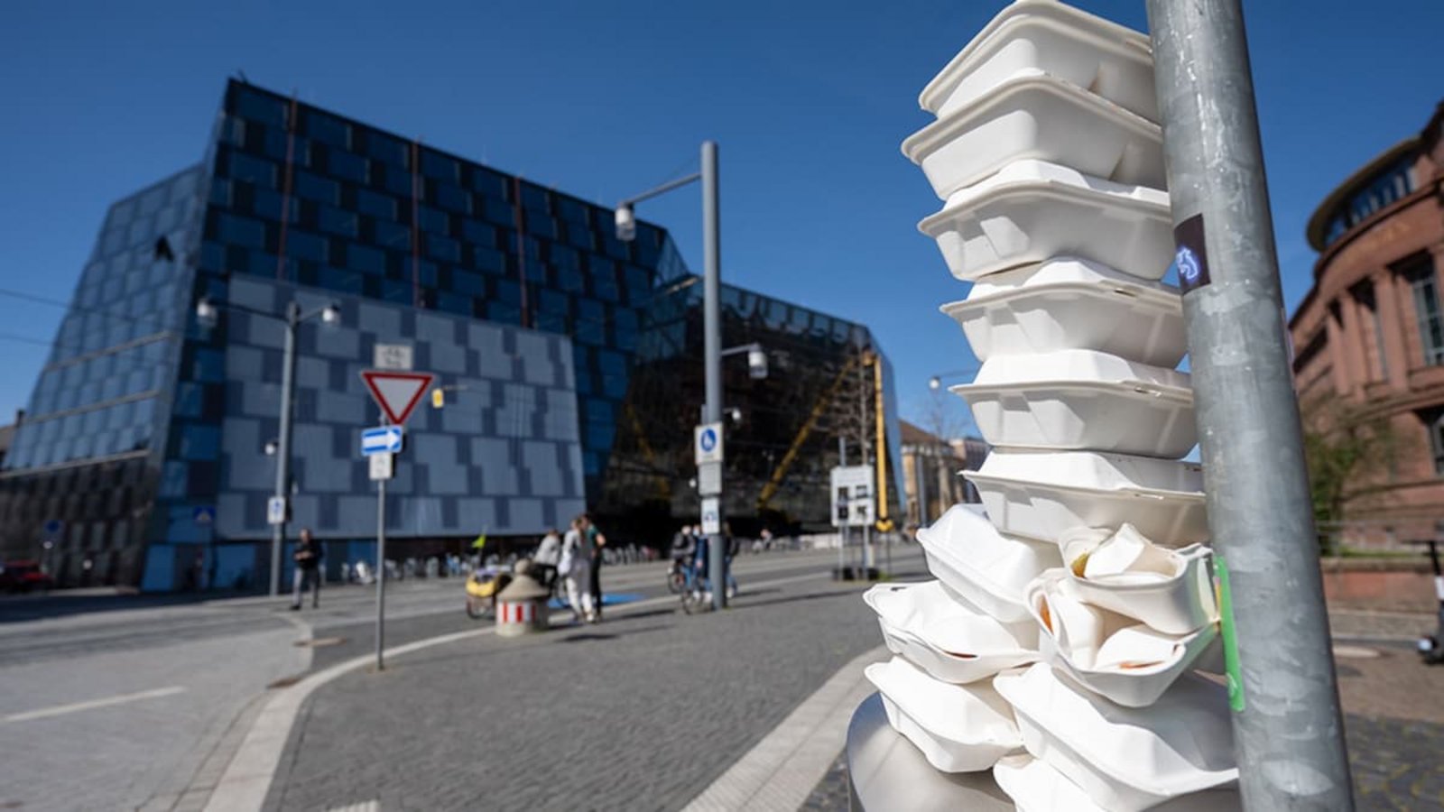 Die Verpackungssteuer in Freiburg sollte den Müll in der Stadt reduzieren. Zum 1. Januar 2027 wird sie angepasst.Patrick Seeger/Stadt Freiburg Die Verpackungssteuer in Freiburg sollte den Müll in der Stadt reduzieren. Zum 1. Januar 2027 wird sie angepasst.Patrick Seeger/Stadt Freiburg