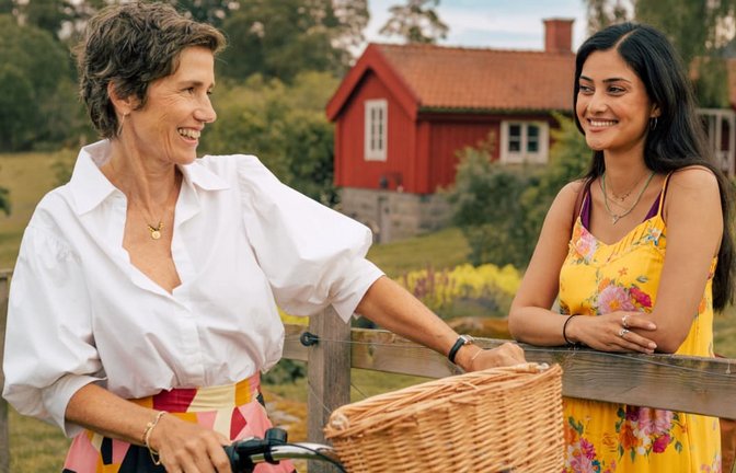 Frederika (Julia Bremermann, l.) begrüßt herzlich ihre einstige Nachbarin Sofia (Sogol Faghani, r.).<span class='image-autor'>ZDF/Sebatian Wiegärtner</span>