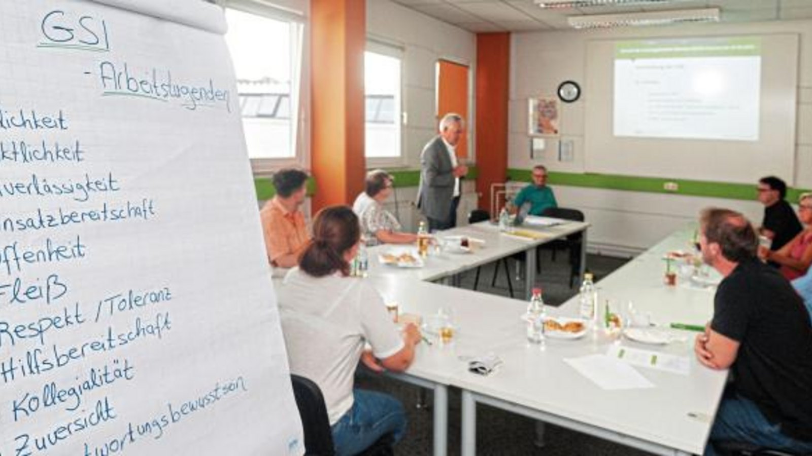 Die Kreispolitiker informierten sich in Mühlacker über die Arbeit der Gemeinnützigen Service- und Integrationsgesellschaft (GSI). Foto: p Die Kreispolitiker informierten sich in Mühlacker über die Arbeit der Gemeinnützigen Service- und Integrationsgesellschaft (GSI). Foto: p