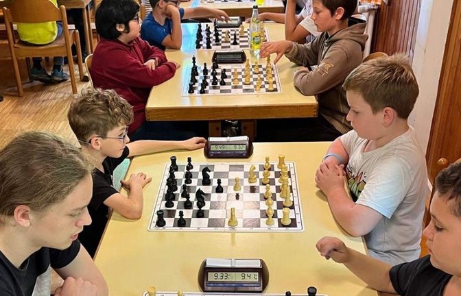 Konzentration ist beim Schach auch während der Freizeit der Vereinsjugend auf dem Füllmenbacher Hof gefragt.  <span class='image-autor'>Foto: p</span>