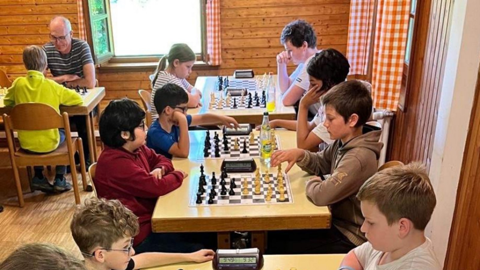 Konzentration ist beim Schach auch während der Freizeit der Vereinsjugend auf dem Füllmenbacher Hof gefragt.  Foto: p