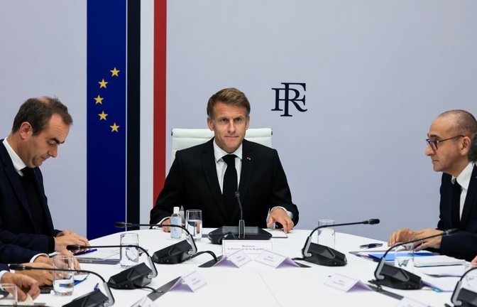Der französische Präsident Emmanuel Macron (M) leitet am Sonntag, dem 18. Oktober 2026, einen Tag nach den landesweiten Unruhen, eine interministerielle Krisensitzung im Élysée-Palast in Paris.<span class='image-autor'>Ludovic Marin/POOL AFP/dpa</span>
