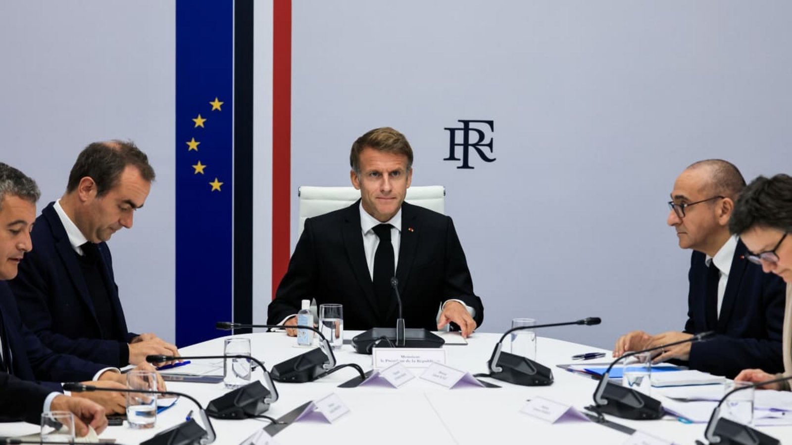Der französische Präsident Emmanuel Macron (M) leitet am Sonntag, dem 18. Oktober 2026, einen Tag nach den landesweiten Unruhen, eine interministerielle Krisensitzung im Élysée-Palast in Paris.Ludovic Marin/POOL AFP/dpa Der französische Präsident Emmanuel Macron (M) leitet am Sonntag, dem 18. Oktober 2026, einen Tag nach den landesweiten Unruhen, eine interministerielle Krisensitzung im Élysée-Palast in Paris.Ludovic Marin/POOL AFP/dpa