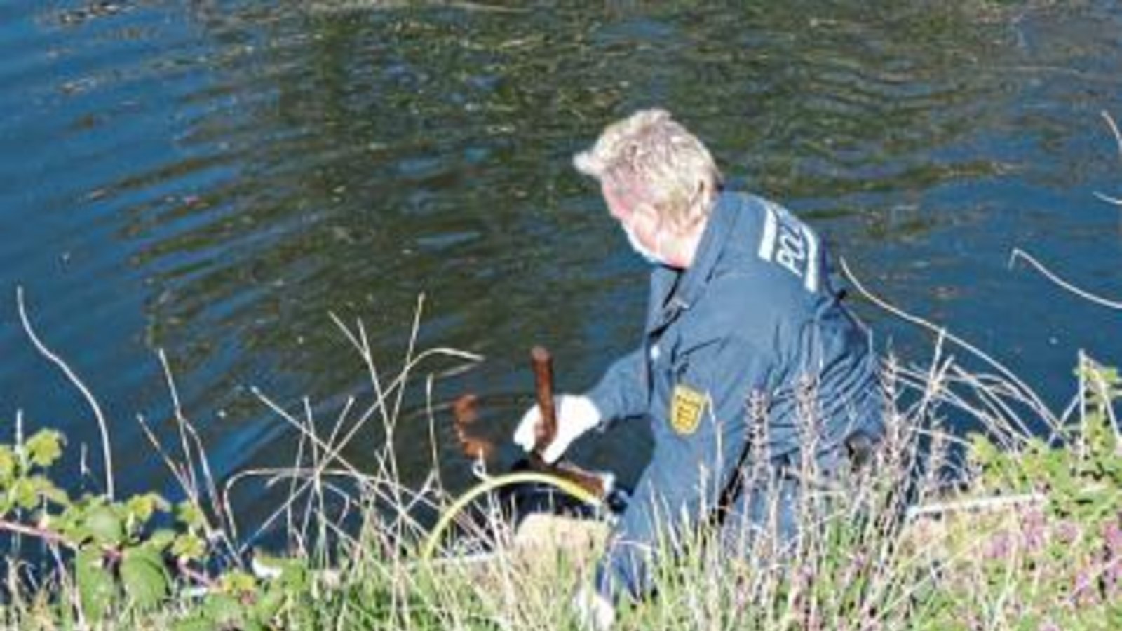 Die Polizei hat die Äxte geborgen. Foto: p Die Polizei hat die Äxte geborgen. Foto: p