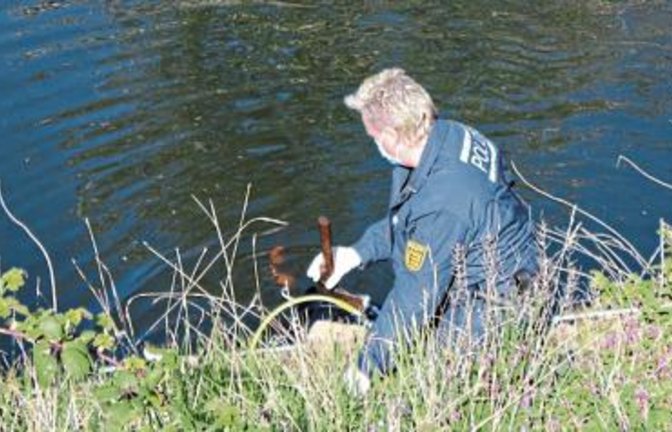 Die Polizei hat die Äxte geborgen.  Foto: p