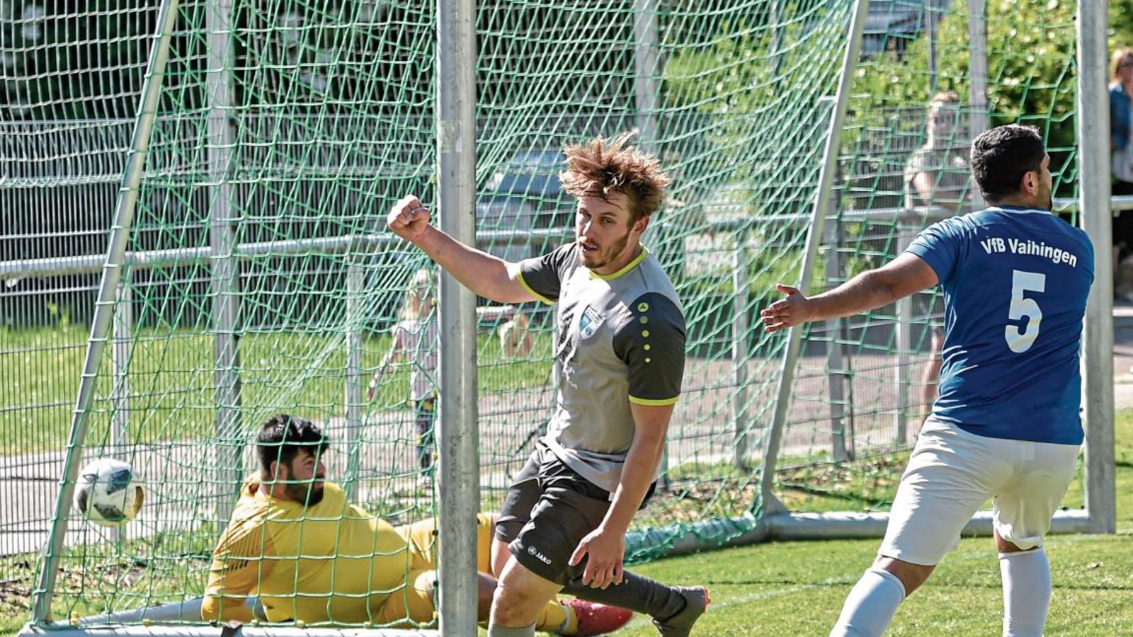 Clemens Rinderknecht (Mitte ) erzielt in der 90. Minute das 3:3 für die SGM Roßwag/Mühlhausen gegen den VfB Vaihingen.  Foto: Leitner