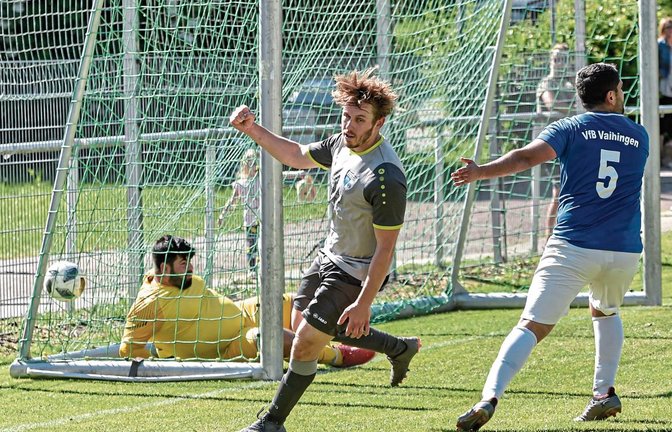 Clemens Rinderknecht (Mitte ) erzielt in der 90. Minute das 3:3 für die SGM Roßwag/Mühlhausen gegen den VfB Vaihingen.  Foto: Leitner