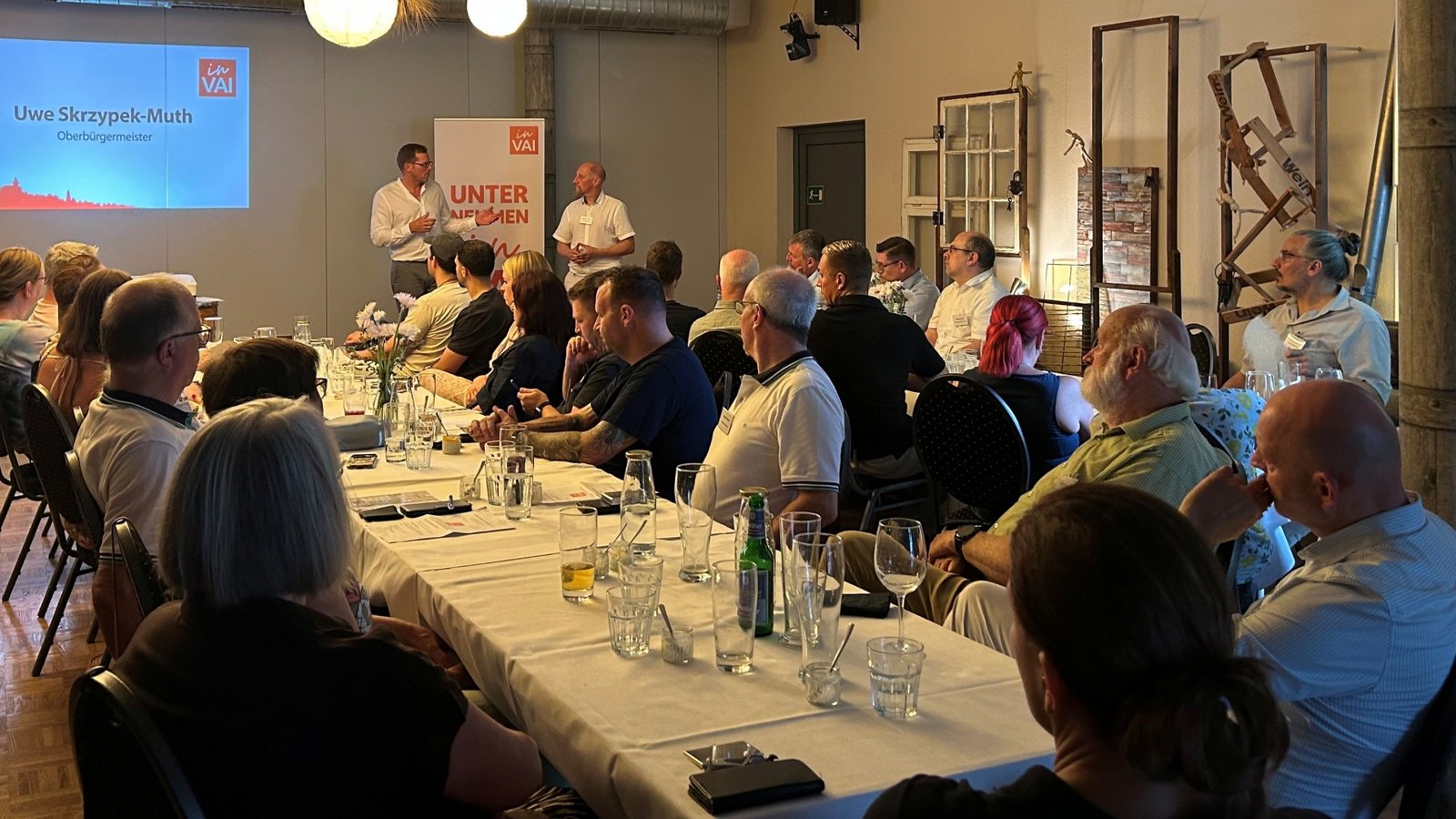 Uwe Skrzypek-Muth (stehend, links) und Alexander Kachur (rechts daneben) sprechen mit den Vaihinger Gewerbetreibenden unter anderem über die Belebung der Innenstadt. Foto: Mross Uwe Skrzypek-Muth (stehend, links) und Alexander Kachur (rechts daneben) sprechen mit den Vaihinger Gewerbetreibenden unter anderem über die Belebung der Innenstadt. Foto: Mross