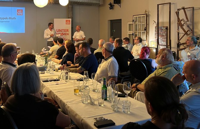 Uwe Skrzypek-Muth (stehend, links) und Alexander Kachur (rechts daneben) sprechen mit den Vaihinger Gewerbetreibenden unter anderem über die Belebung der Innenstadt. <span class='image-autor'>Foto: Mross</span>