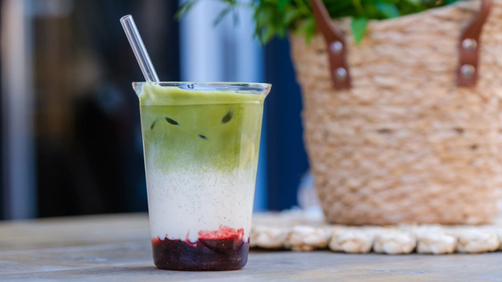 Proteinreicher erfrischender Matcha-Drink – doch je nach Zutat kann das derzeit gefährlich werden.Funke Foto Services Proteinreicher erfrischender Matcha-Drink – doch je nach Zutat kann das derzeit gefährlich werden.Funke Foto Services