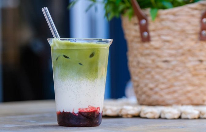 Proteinreicher erfrischender Matcha-Drink – doch je nach Zutat kann das derzeit gefährlich werden.<span class='image-autor'>Funke Foto Services</span>
