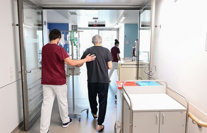 Wie weiter mit der Pflege? Die Zahl der Pflegebedürftigen steigt, die Kosten dementsprechend auch.<span class='image-autor'>Bernd Weißbrod/dpa</span>
