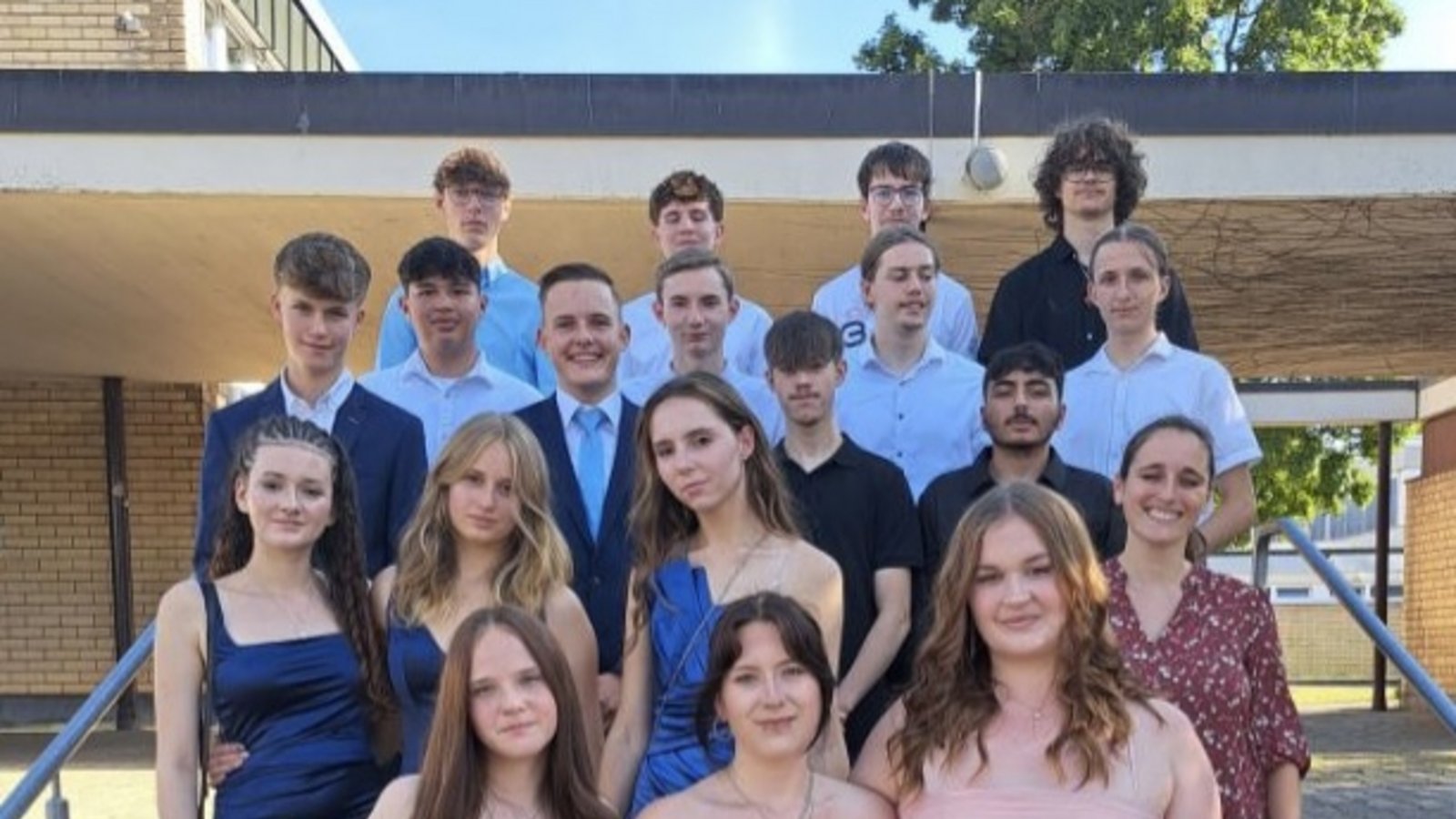 Erfolgreich die Realschule geschafft: die Klasse 10 der Schule am Stromberg.  Fotos: p