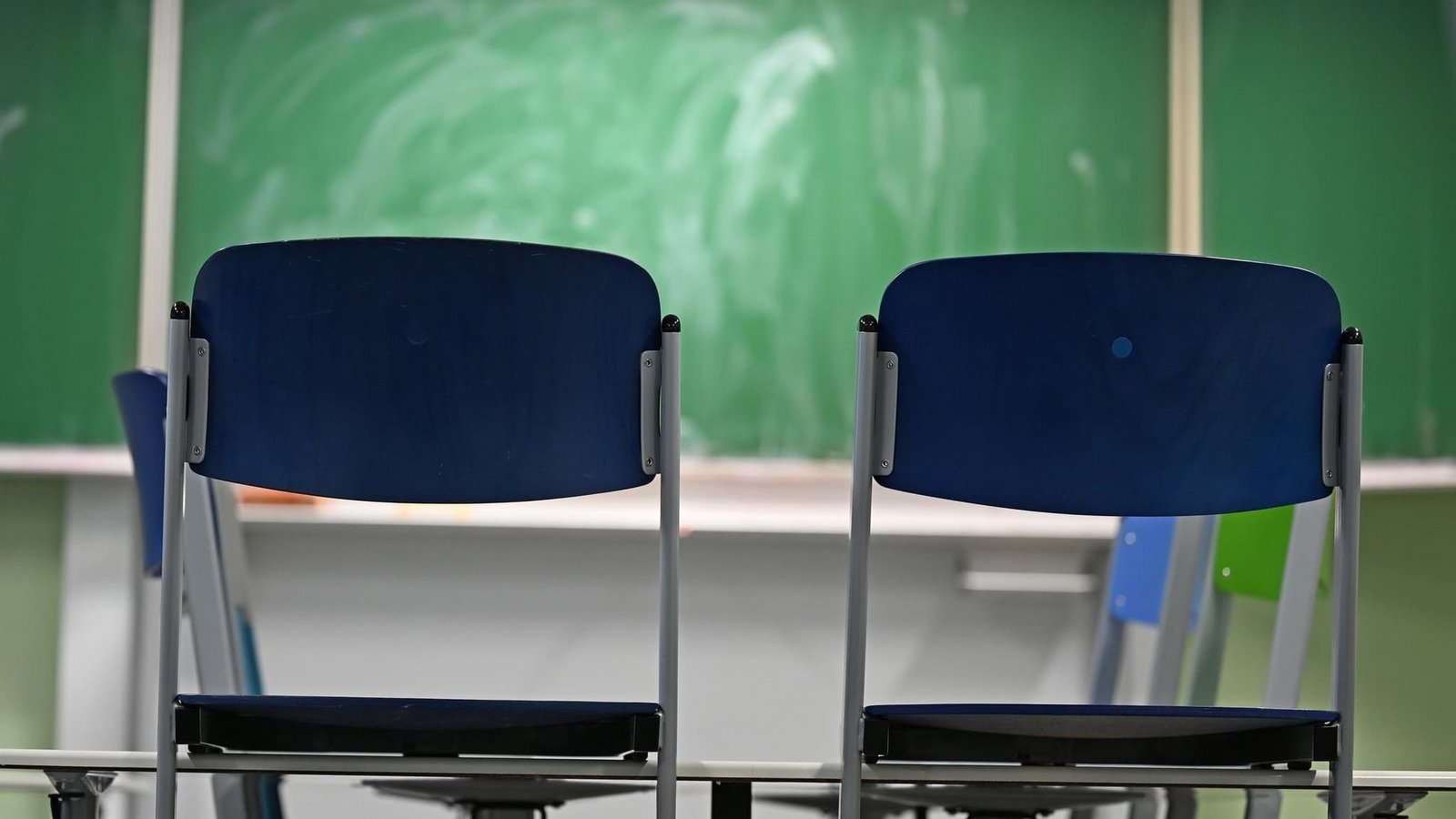 Zwei leere Stühle stehen in einem Klassenraum vor einer Tafel. (zu dpa: «Pisa-Studie: Deutsche Ergebnisse so schlecht wie nie»)Michael Brandt/dpa Zwei leere Stühle stehen in einem Klassenraum vor einer Tafel. (zu dpa: «Pisa-Studie: Deutsche Ergebnisse so schlecht wie nie»)Michael Brandt/dpa