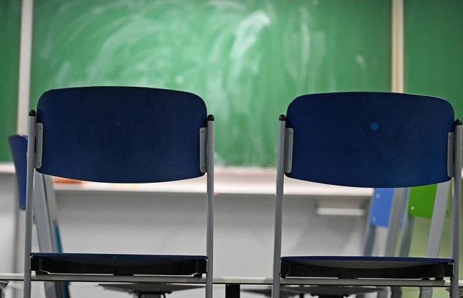 Zwei leere Stühle stehen in einem Klassenraum vor einer Tafel. (zu dpa: «Pisa-Studie: Deutsche Ergebnisse so schlecht wie nie»)<span class='image-autor'>Michael Brandt/dpa</span>