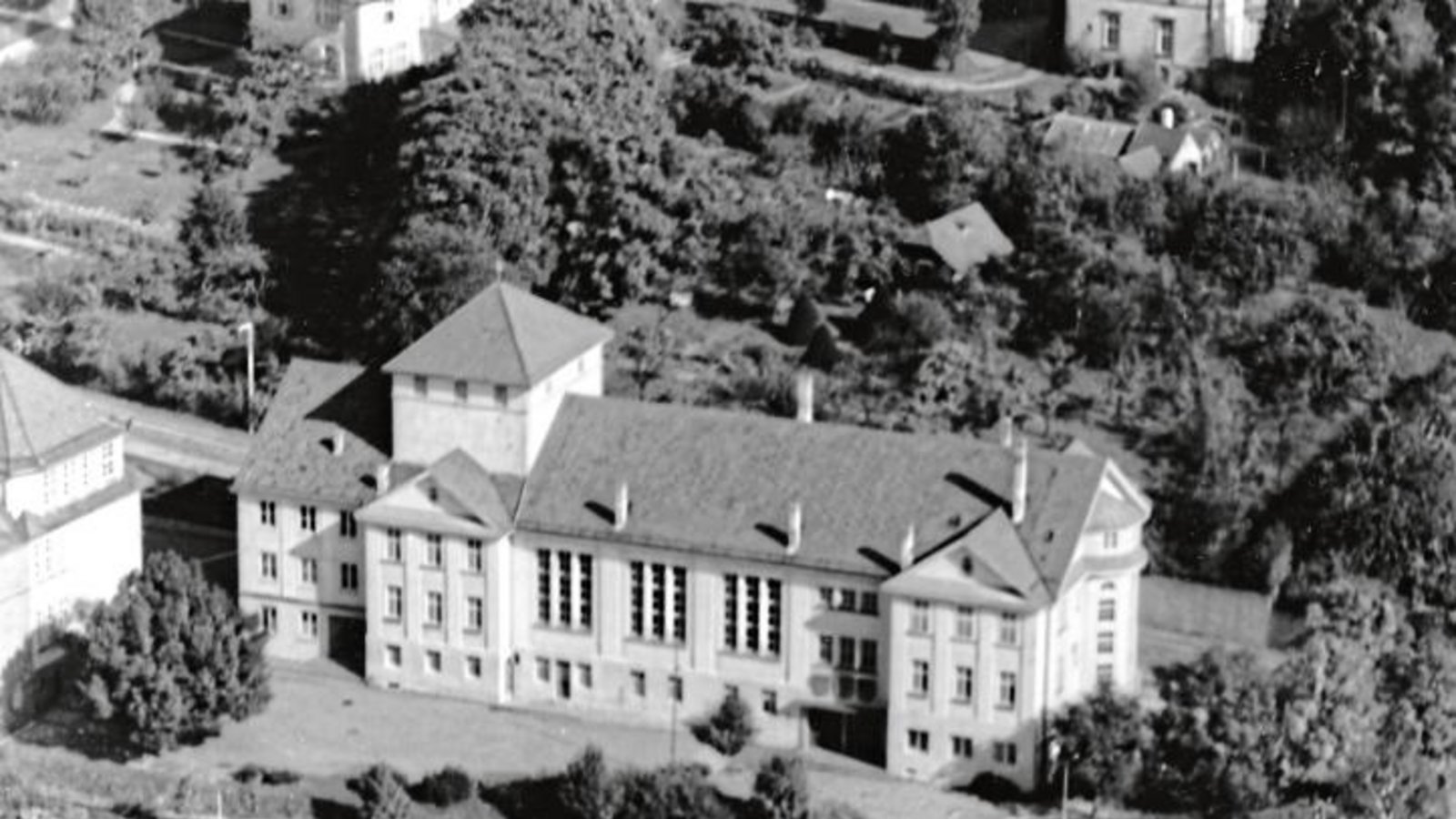 Die Luftaufnahme von 1958 zeigt den Uhlandbau. Foto: Stadtarchiv Mühlacker/Zirbes Die Luftaufnahme von 1958 zeigt den Uhlandbau. Foto: Stadtarchiv Mühlacker/Zirbes