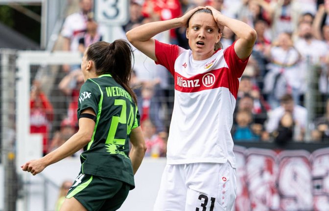 Da war mehr drin: VfB-Angreiferin Verena Wieder ärgert sich über ihre vergebene Chance gegen den VfL Wolfsburg.<span class='image-autor'>IMAGO/STEINSIEK</span>