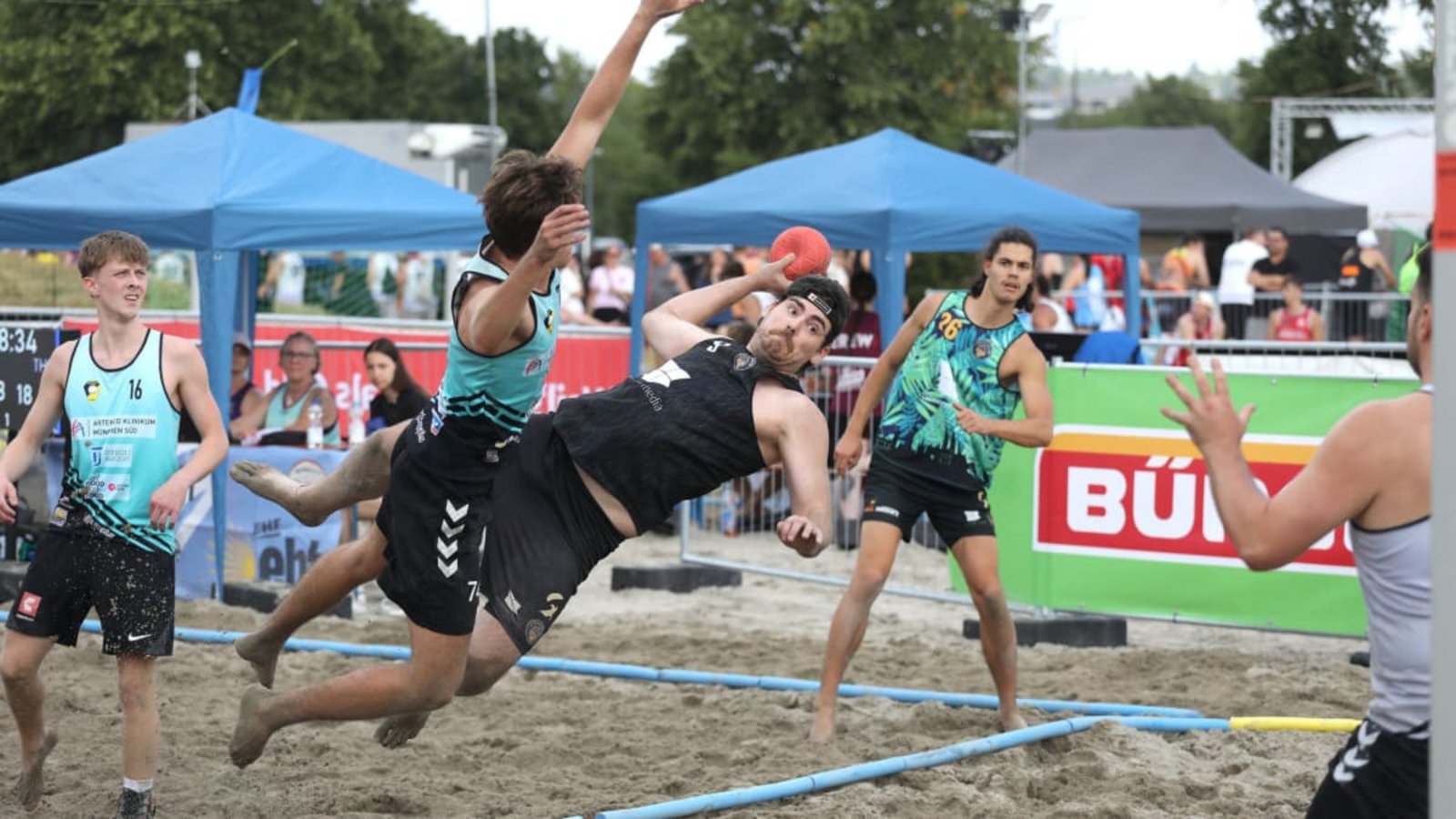 Beim Beachhandball fliegen nicht nur die Bälle, auch die Spieler sind regelmäßig in der Luft zu sehen.Andreas Gorr Beim Beachhandball fliegen nicht nur die Bälle, auch die Spieler sind regelmäßig in der Luft zu sehen.Andreas Gorr