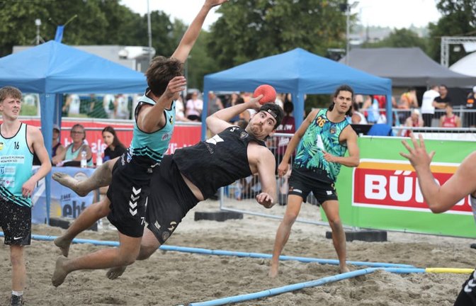 Beim Beachhandball fliegen nicht nur die Bälle, auch die Spieler sind regelmäßig in der Luft zu sehen.<span class='image-autor'>Andreas Gorr</span>
