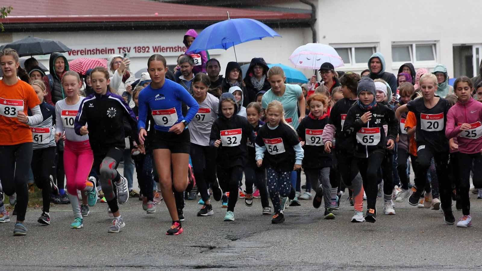 Die Läufe der Schülerinnen, Schüler und Bambini sind bei kräftigem Regen gestartet. Doch das tat der guten Stimmung beim 28. Heckengäulauf keinen Abbruch. Fotos: Küppers